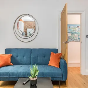stylish-2-bedroom-flat-with-patio-and-garden.brighton-hotels-england.com/